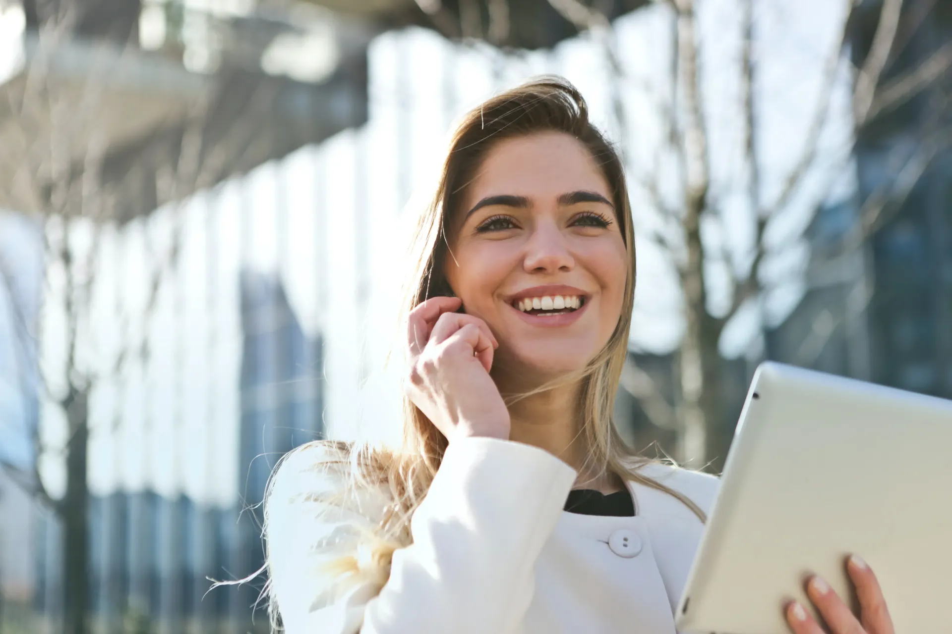 Zakelijke telefooncentrale met vaste toestellen op een kantoor