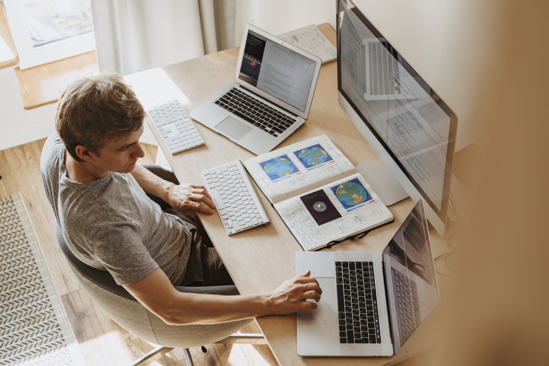 Overleg over marketing aan een tafel met laptops en aantekeningen
