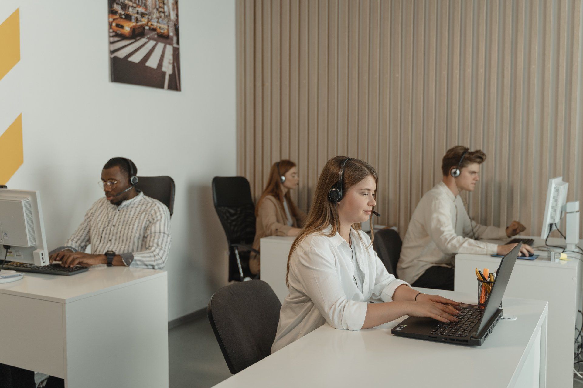 kantoor met meerdere werknemers aan het werk