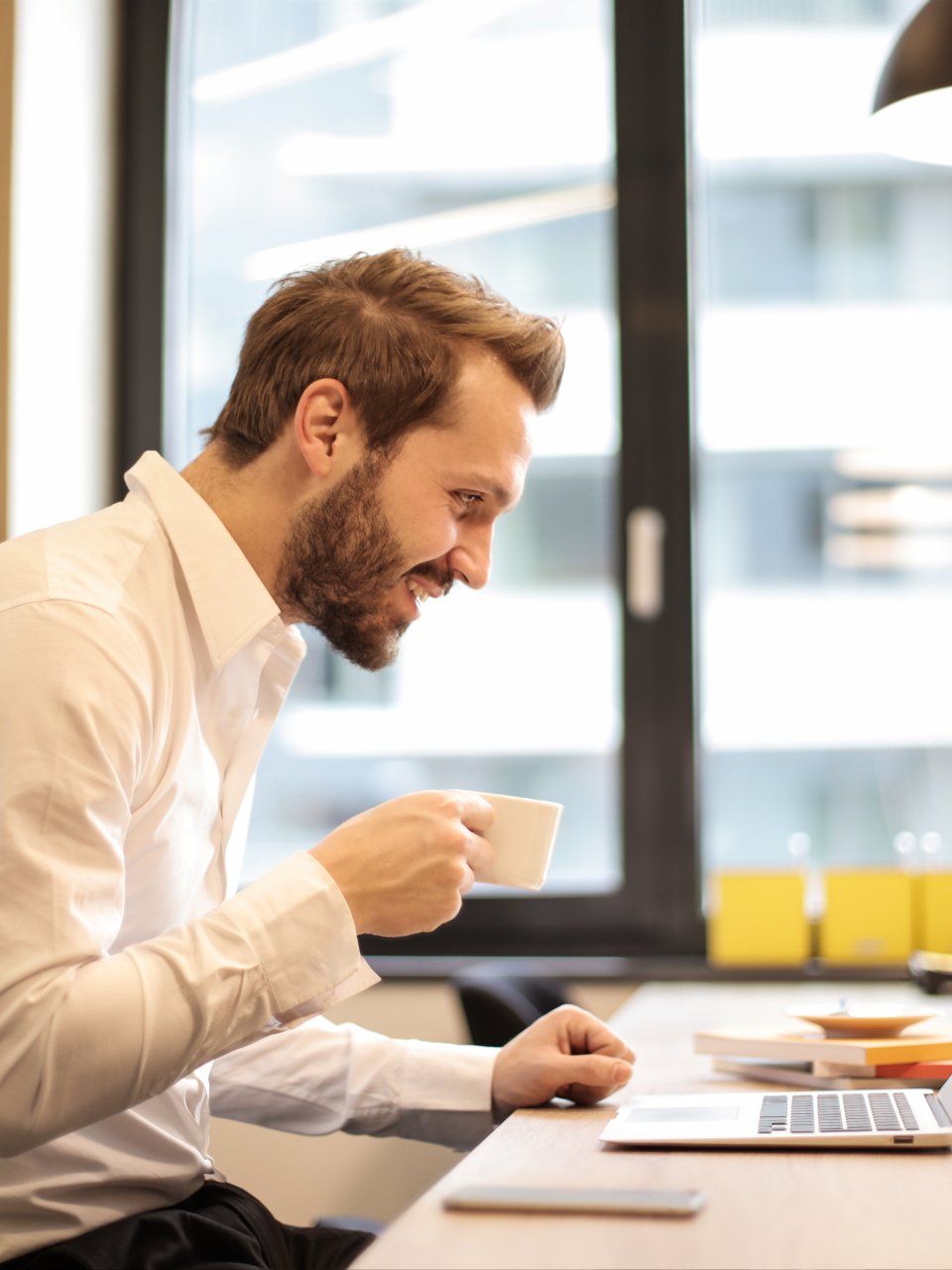 Man leest zijn e-mail op een laptop aan een bureau