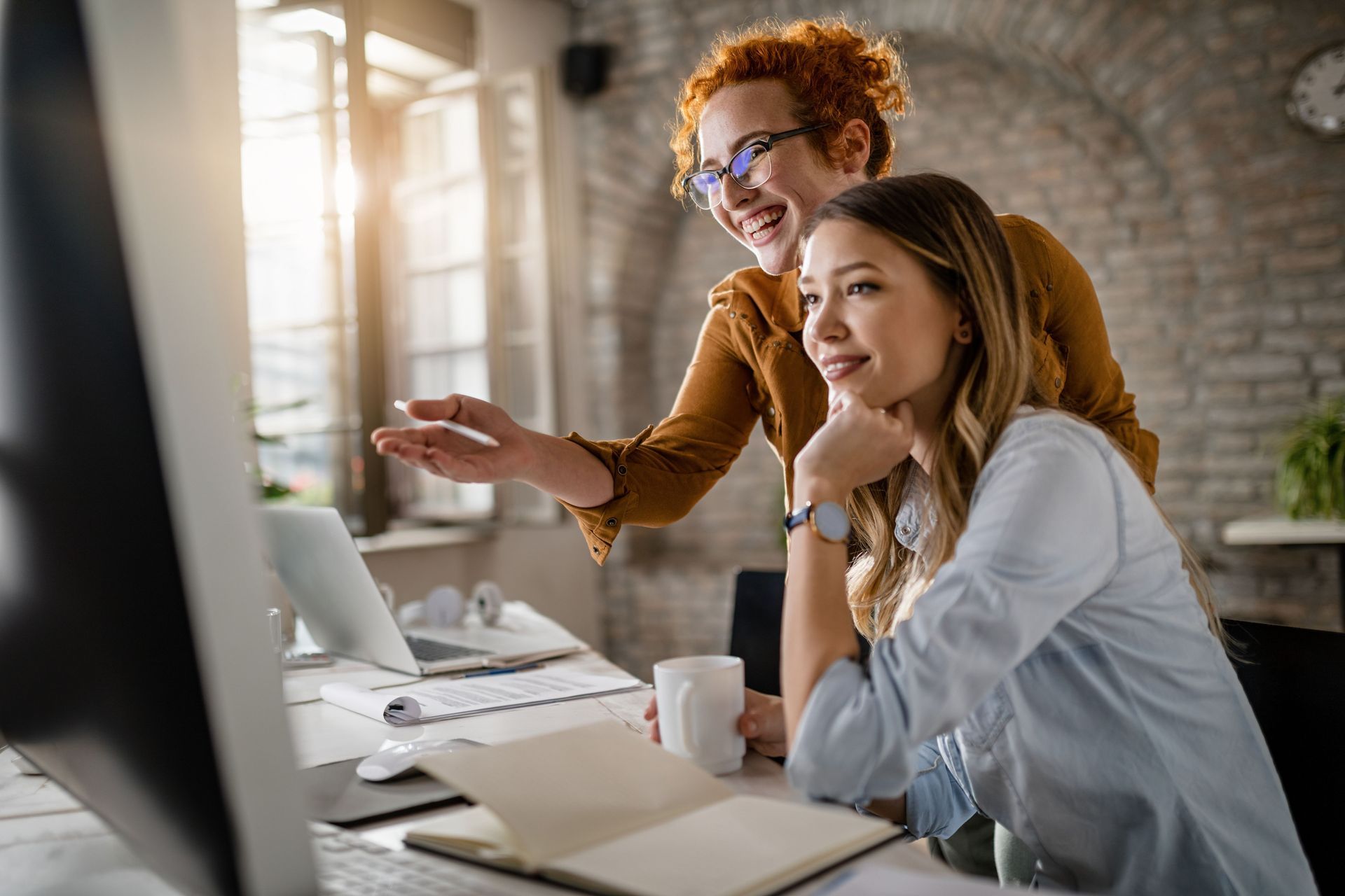 Laptop met een geopend e-mailprogramma op een bureau